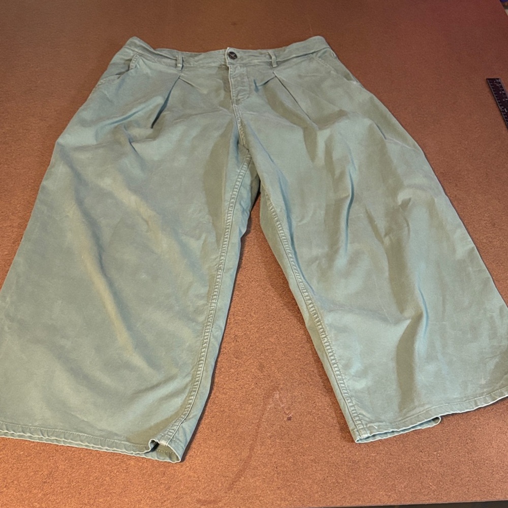 Elegant Sage 32x24 Wide Leg Chunky Capris Jeans